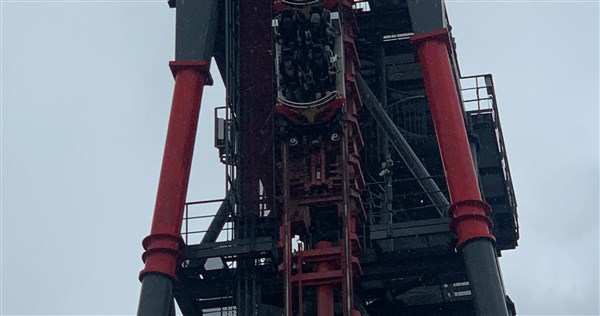 ジェットコースター20人が空中で8分間停止 麗寶（リーバオ）：「瞬間的な強風と豪雨」