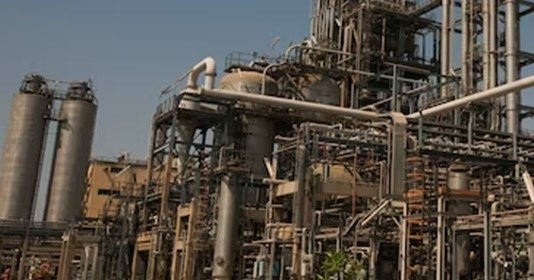 イスラエル、イランの石油化学工場を攻撃 防空システムを無力化