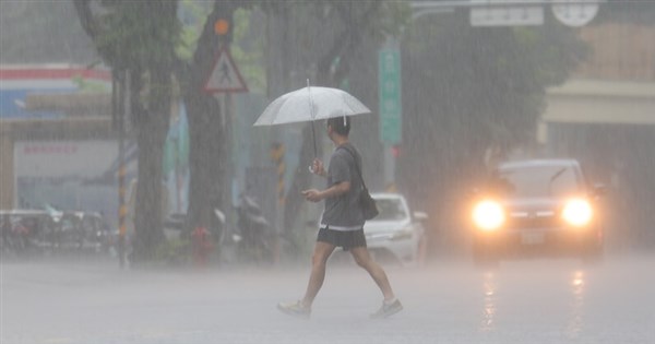 前線と南西気流の影響で、台湾気象署が大規模豪雨対策を開始