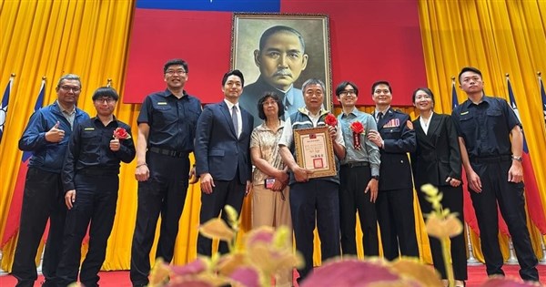 産後亡くなった女性警察官、模範警察賞を受賞 蔣萬安氏が遺族への支援を約束
