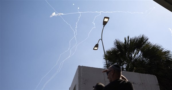 イランがイスラエルへ再びミサイル攻撃、エルサレムで爆発音