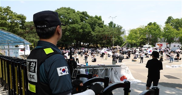 韓国地方選の投票用紙不足で信頼危機、市民が連日再選挙を求めデモ