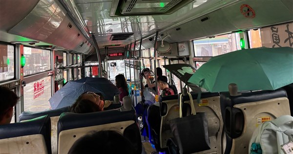 バス車内で雨漏り、乗客が傘さす 員林客運「緊急脱出窓の防水ゴム劣化」