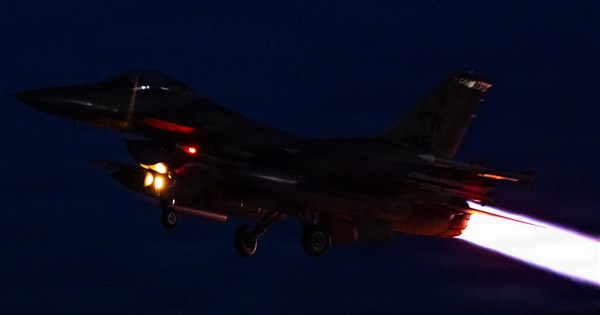 交渉遅延に不満のトランプ大統領、イランへの「猛攻撃」を予告 米軍が連日空爆