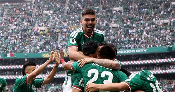 W杯開幕戦、開催国メキシコが南アフリカに勝利 レッドカード3枚の異例の事態