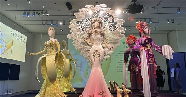 舊金山博物館展出妮妃雅戰服 台灣文化元素驚艷觀眾