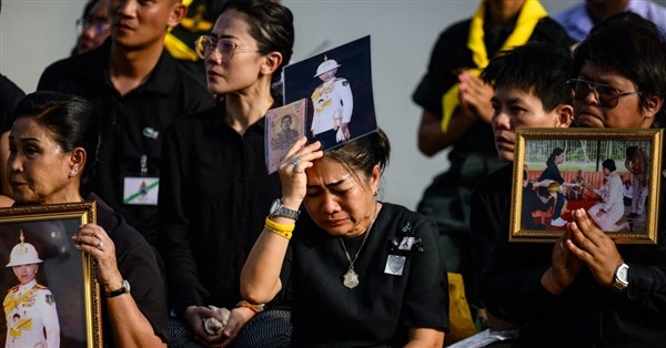 泰國長公主遺體送抵王宮 數千民眾不捨落淚沿途送別【圖輯】