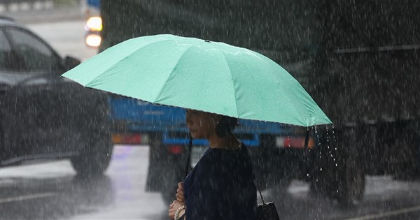 鋒面と西南風の影響で14、15日は天候が不安定に