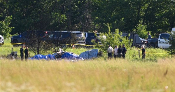 ミズーリ州で跳傘用小型機が墜落し12人死亡　遺族が事故瞬間を目撃