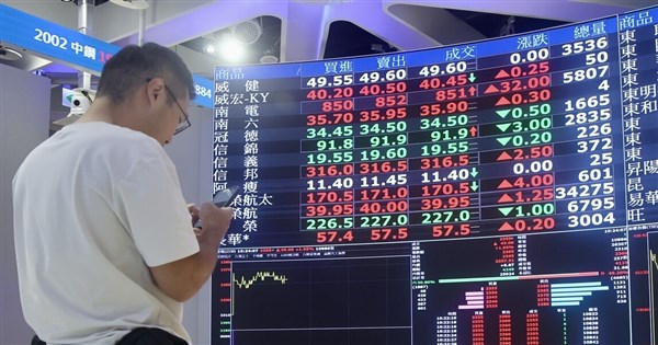 電子・金融・伝統産業株が連動上昇、台湾株は1227.95ポイント高で45396.99ポイントで終了