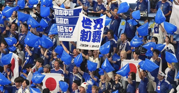 Japanese World Cup Fans Uphold 'Blue Plastic Bag' Tradition, Clean Seats and Leave No Trash Behind