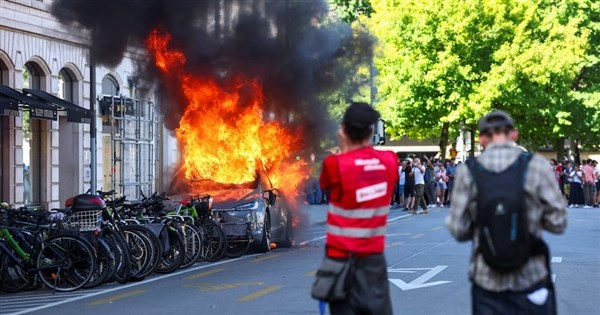 ジュネーブでG7抗議デモが激化 テスラ車を放火し国連機関の窓を破壊