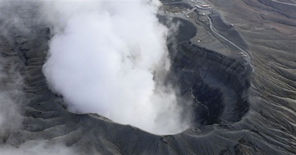 熊本警將吊起阿蘇火山事故機 費用約8830萬元