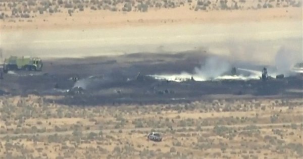 米軍B-52爆撃機がカリフォルニアで墜落　空撮で大きな焦げ跡が確認される