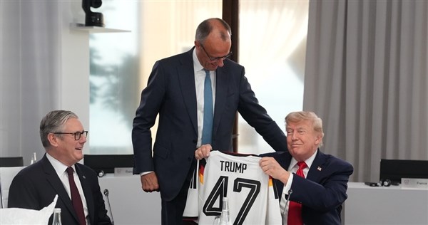G7領袖聚焦戰爭貿易　麥克風捕獲場邊聊足球、戒菸