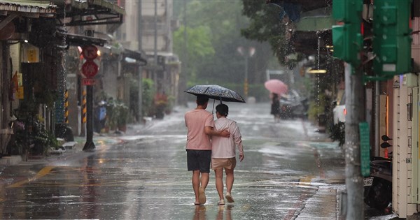 中部以北18日午後防大雨 端午連假高溫來襲