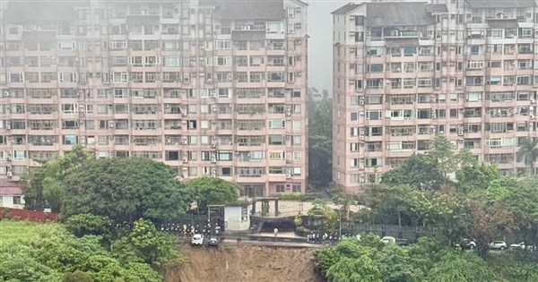 午後大雨新北新店涵煙翠社區前土石坍方 多輛汽機車掉落