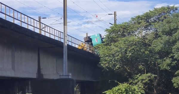 工程用のバックホウが軌道に転倒、台鉄苗栗〜竹南間で列車遅延
