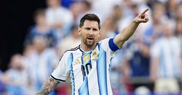 メッシは無処分、梓瓦内は3試合出場停止 南アフリカ監督がFIFAの二重基準を批判