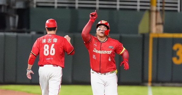 Giljegiljaw Kungkuan's Two Homers Lead Wei Chuan Dragons to 3rd Consecutive Win; Magic Number for First-Half Title Hits 1