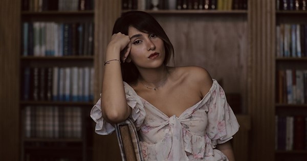 伊朗歌手阿瑪迪未戴頭巾公開演唱 傳遭判74下鞭刑