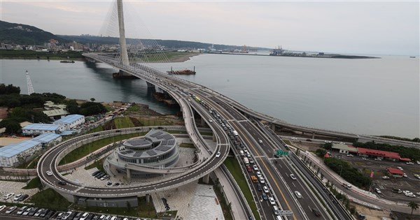 Dragon Boat Festival Begins: Highway Bureau Warns of Potential Afternoon Congestion on Routes Including Danjiang Bridge