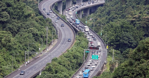 Heavy Traffic Reported on Taiwan Highways on First Day of Dragon Boat Festival Holiday; Seven Road Sections Expected to Face Congestion in Afternoon