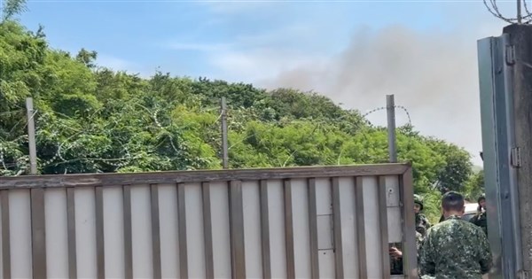 新竹空軍基地火警煙霧竄出 消防人員搶救中、暫無傷亡