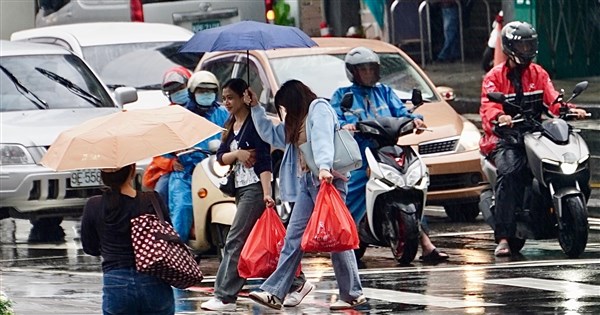 鋒面及西南風來襲南部防夜雨 26日西半部防豪雨