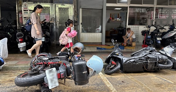 北市降豪雨 內湖多處積淹水、土石流波及1汽車