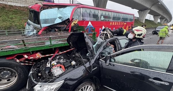 國道1號北上林口路段發生9車連環追撞，造成30人受傷、5車道受阻