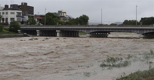 雙颱挾豪雨襲日：西日本道路龜裂、車輛泡水災情頻傳