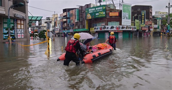 台南豪雨釀災：部分地區水深及腰，仁德交流道交通受阻