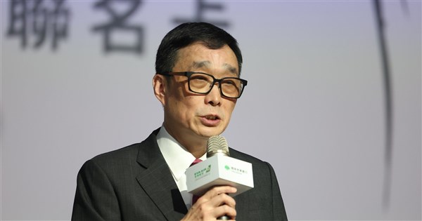 郭明鑑兼職引關注 請辭國泰世華銀董事長