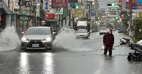 彰化豪雨14鄉鎮市淹水警戒 員林多處水深及小腿[影]