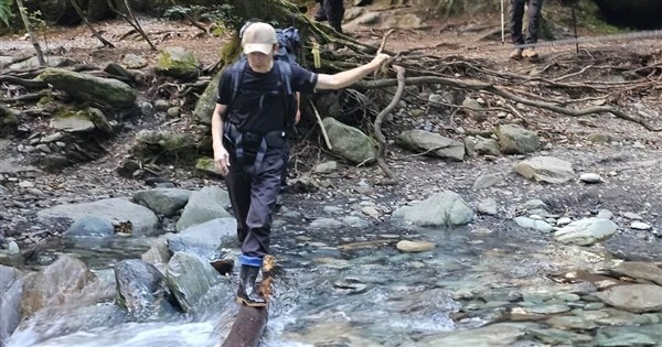 Filming the Sanxashan Incident: Wei Te-Sheng Embarks on the Rescue Route to Search for Plane Wreckage
