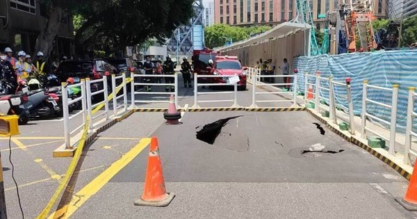 北市敦化北路現天坑、瓦斯外洩 緊急疏散民眾