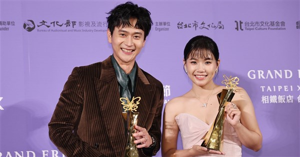 劉冠廷摘北影影帝淚謝太太孫可芳 林怡婷封影后 | 娛樂 | 中央社 CNA 劉冠廷摘北影影帝淚謝太太孫可芳 林怡婷封影后 | 娛樂 | 中央社 CNA