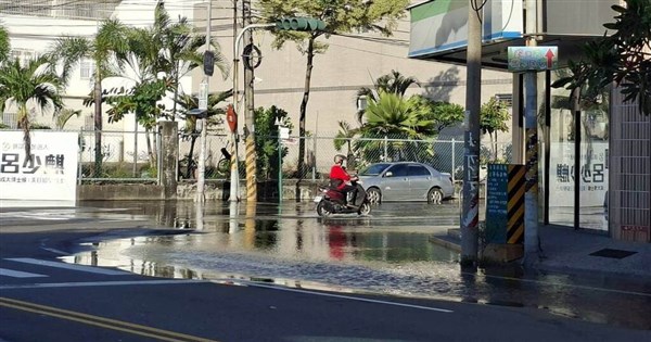 天文大潮首日東港水淹腳踝 預估14、15日潮位更高