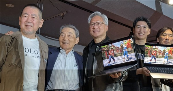 黃仁勳不忘30年前救命恩　親赴秋葉原感謝SEGA與恩人同框
