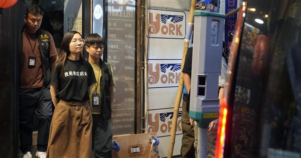 香港警方突襲2獨立書店　5人涉販售煽動刊物被捕