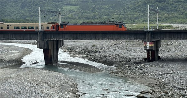 萬里溪堰塞湖紅色警戒 台鐵中午前列車正常行駛