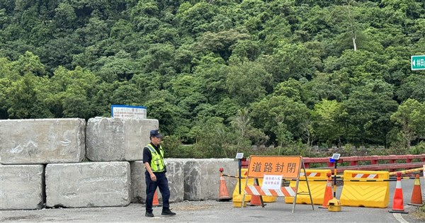 花蓮萬里溪堰塞湖水位近警戒值 尚未溢流持續監控