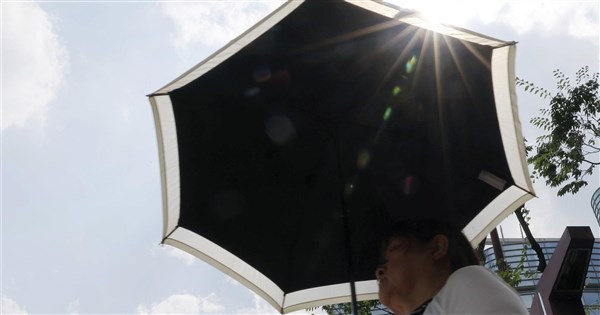 日本極端天氣夾擊 關東暴雨成災、北海道飆35度高溫