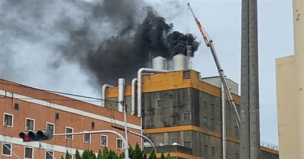 福壽實業台中沙鹿廠區火警 黑煙陣陣15分鐘火滅