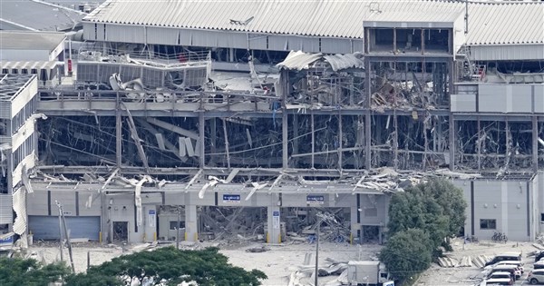 早安世界》熊本地震八代市位移84公分 自衛隊動用重型機具搜救AEON商場