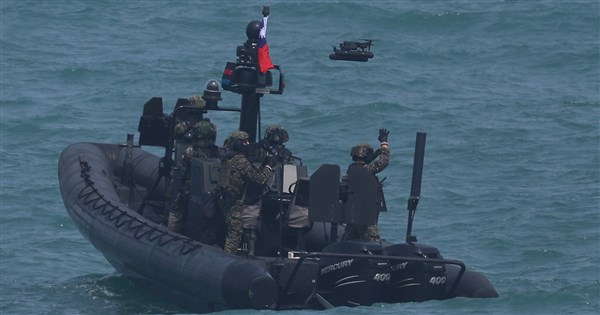 早安世界》漢光演習賴總統視導海軍濱海打擊 無人機秀攻擊力