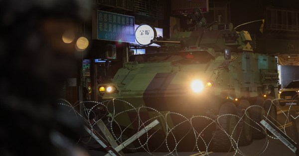 漢光光復橋夜間阻絕演練 萬華市區模擬敵襲裝甲車火力回擊【圖輯】