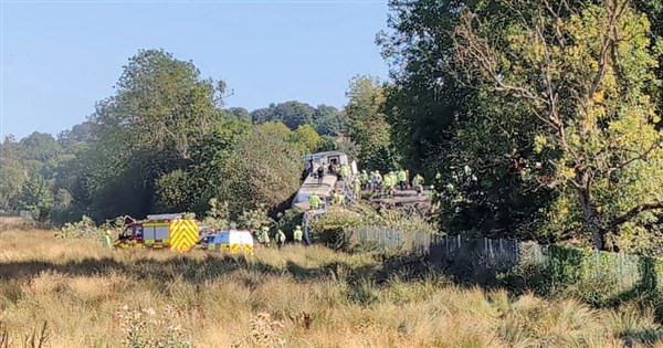 英國載逾百人通勤列車出軌釀2重傷　肇因待釐清