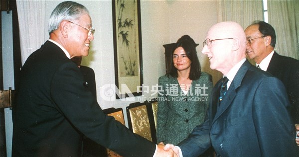「兩國論」掀台海兵凶戰危風暴 李登輝卸任前政治豪賭始末【書摘】